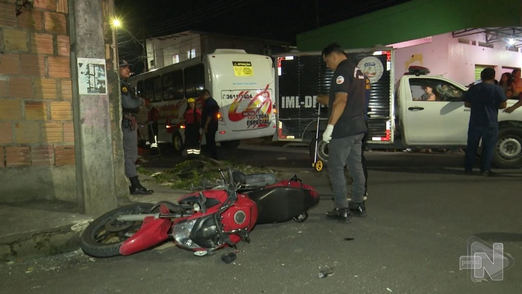 Mulher em garupa de moto morre em acidente envolvendo ônibus