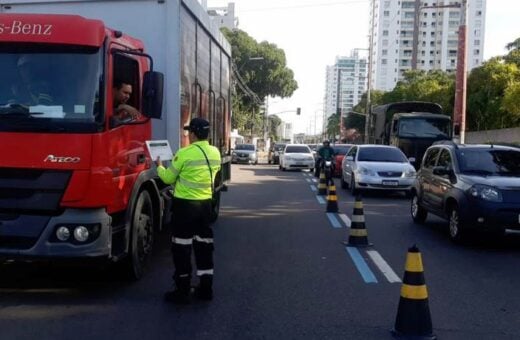 Fiscalização visa coibir trânsito de caminhões em horários proibidos - Foto: Divulgação/IMMU