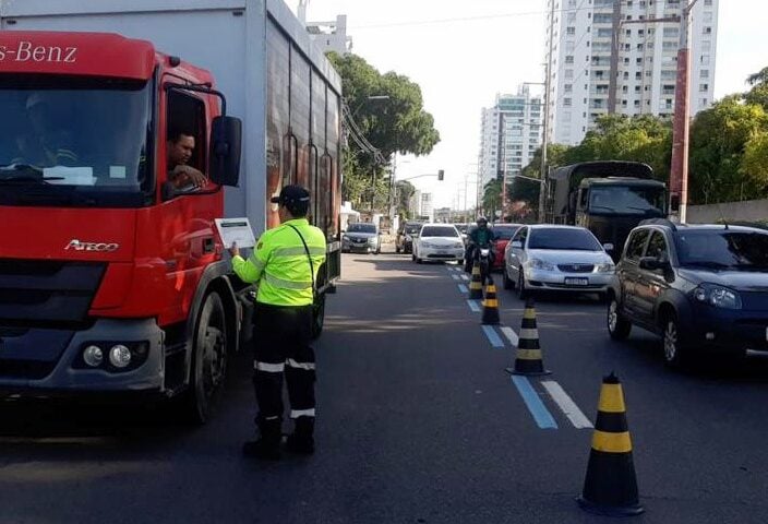 Fiscalização visa coibir trânsito de caminhões em horários proibidos - Foto: Divulgação/IMMU