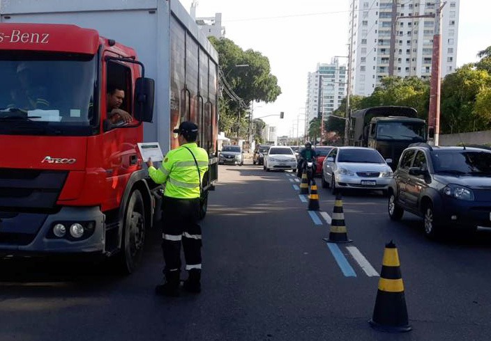 Fiscalização visa coibir trânsito de caminhões em horários proibidos - Foto: Divulgação/IMMU