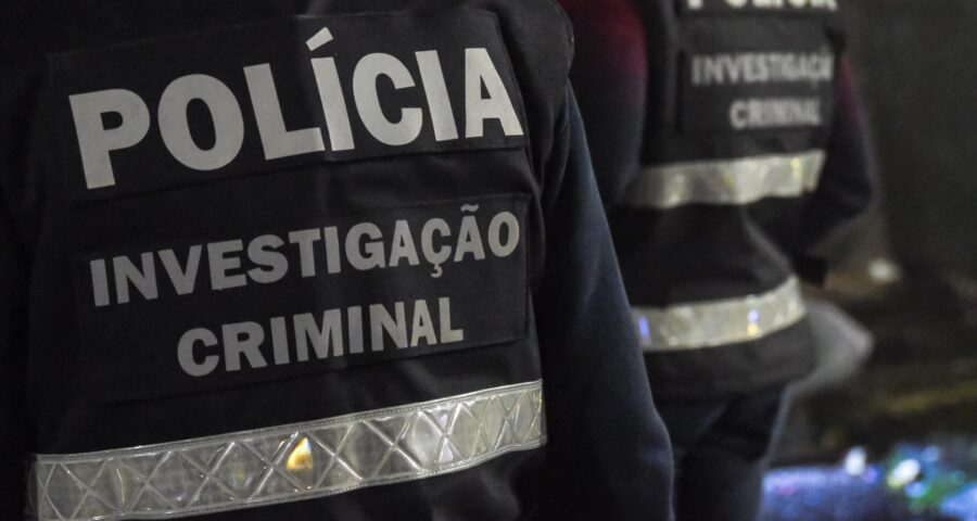 Dois corpos, sendo um mumificado, foram encontrados após polícia adentrar apartamento pela janela - Foto: Reprodução/Twitter @PSPCOMETLIS