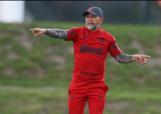 Sampaoli comandou o primeiro treino como técnico do Flamengo nesta segunda (17), no Ninho do Urubu - Foto: Gilvan de Souza/CRF/divulgação