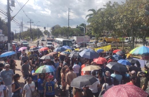 Protesto de professores pede reajuste de salário - Foto: Divulgação/Sinteam