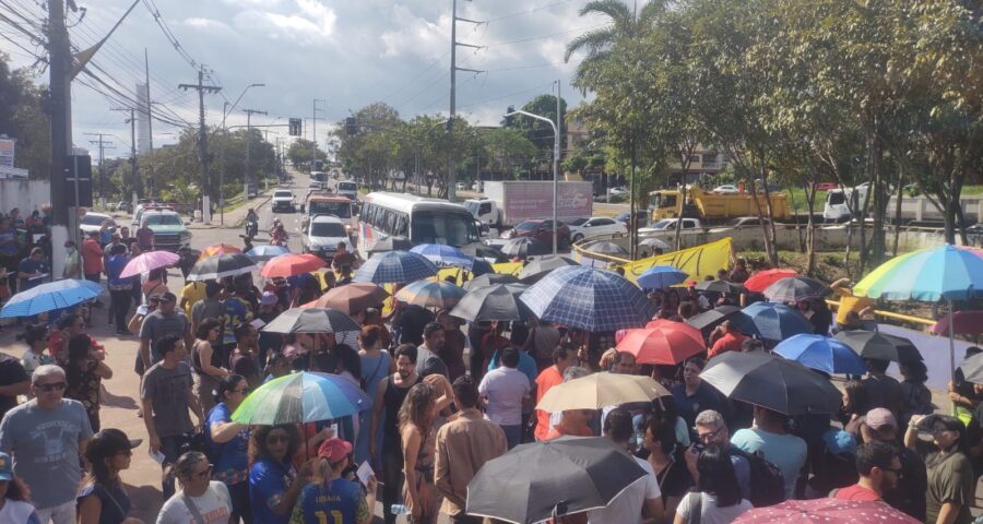 Protesto de professores pede reajuste de salário - Foto: Divulgação/Sinteam