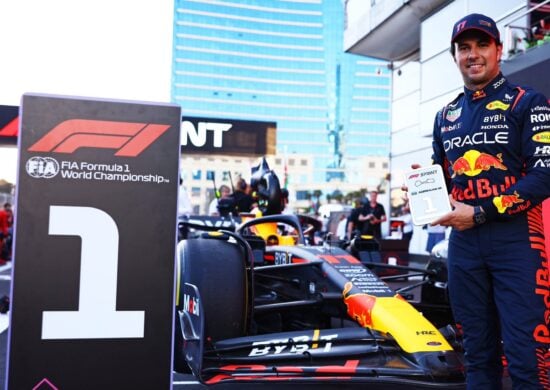 Sérgio Pérez alcança o 1º lugar na corrida do GP do Azerbaijão - Foto: Reprodução/Twitter @SChecoPerez