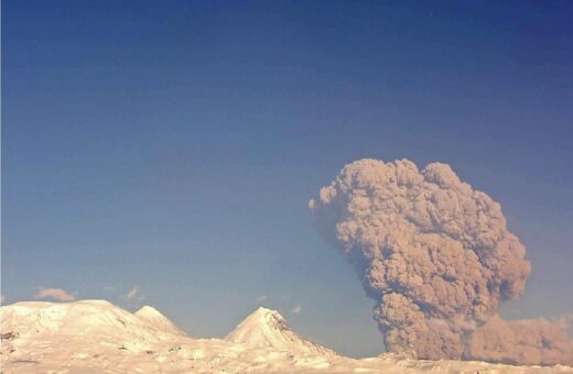 Erupção de vulcão do Bezymianny, na Rússia - Foto: Reprodução/Twitter @China_Fact