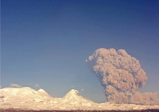 Erupção de vulcão do Bezymianny, na Rússia - Foto: Reprodução/Twitter @China_Fact