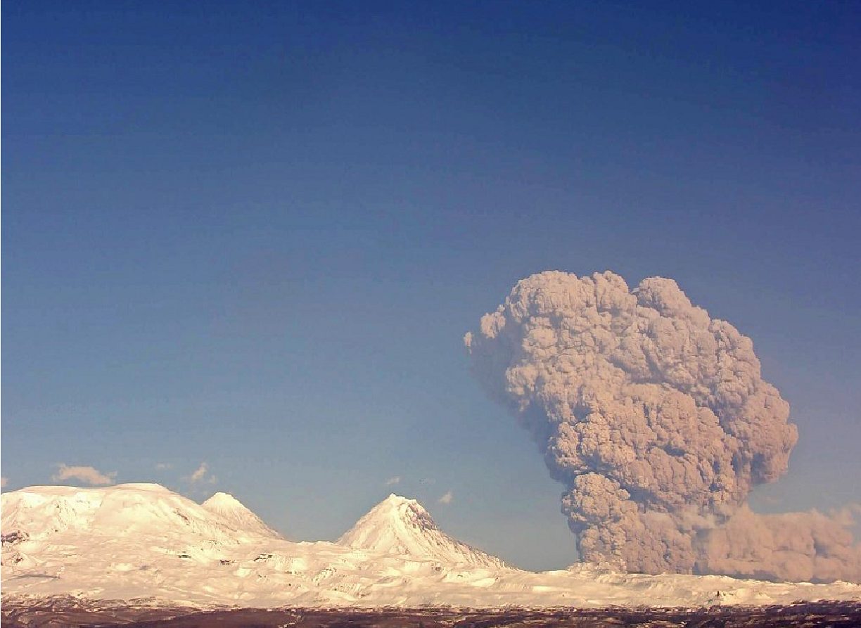Erupção de vulcão do Bezymianny, na Rússia - Foto: Reprodução/Twitter @China_Fact