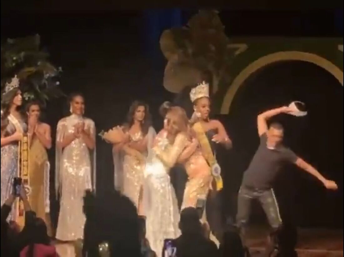Homem invade do Miss Brasil Gay no Mato Grosso e destrói coroa da vencedora - Foto: Reprodução: Twitter: @choquei