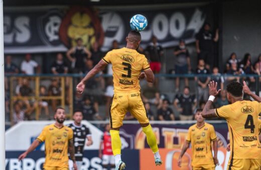 O Amazonas FC se mantém estável na competição, ocupando a 5ª posição na tabela - Foto: Reprodução/Instagram @thiagospice03 @fernandotorres