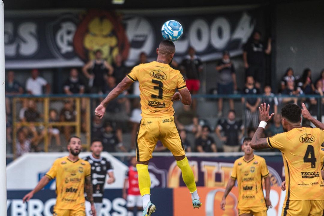 O Amazonas FC se mantém estável na competição, ocupando a 5ª posição na tabela - Foto: Reprodução/Instagram @thiagospice03 @fernandotorres