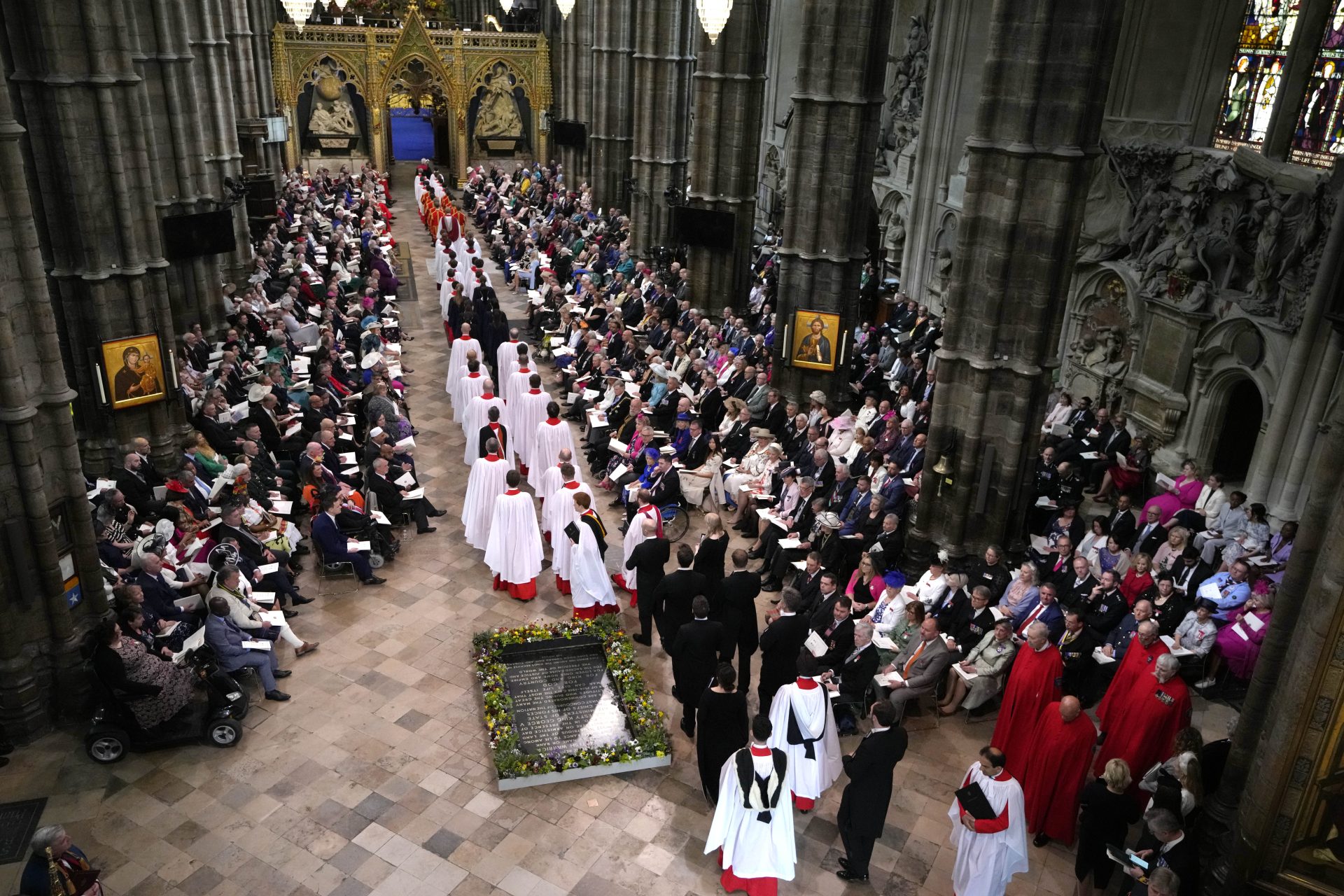 Rei Carlos III, da Grã-Bretanha, é coroado durante a cerimônia de coroação dentro da Abadia de Westminster, no centro de Londres, neste sábado, 6 de maio de 2023 -