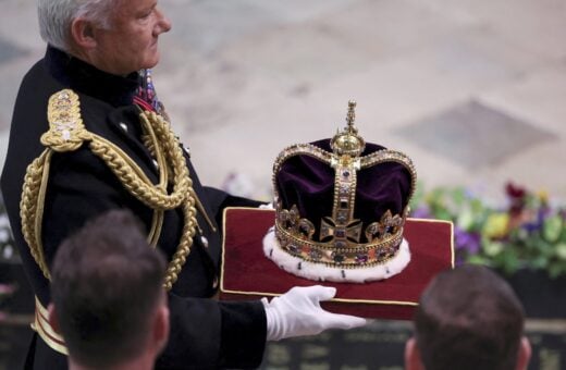 Rei Carlos III, da Grã-Bretanha, é coroado durante a cerimônia de coroação dentro da Abadia de Westminster, no centro de Londres, neste sábado, 6 de maio de 2023 - Foto: Jonathan Brady/Associated Press/Estadão Conteúdo