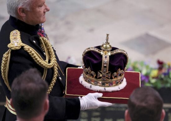 Rei Carlos III, da Grã-Bretanha, é coroado durante a cerimônia de coroação dentro da Abadia de Westminster, no centro de Londres, neste sábado, 6 de maio de 2023 - Foto: Jonathan Brady/Associated Press/Estadão Conteúdo