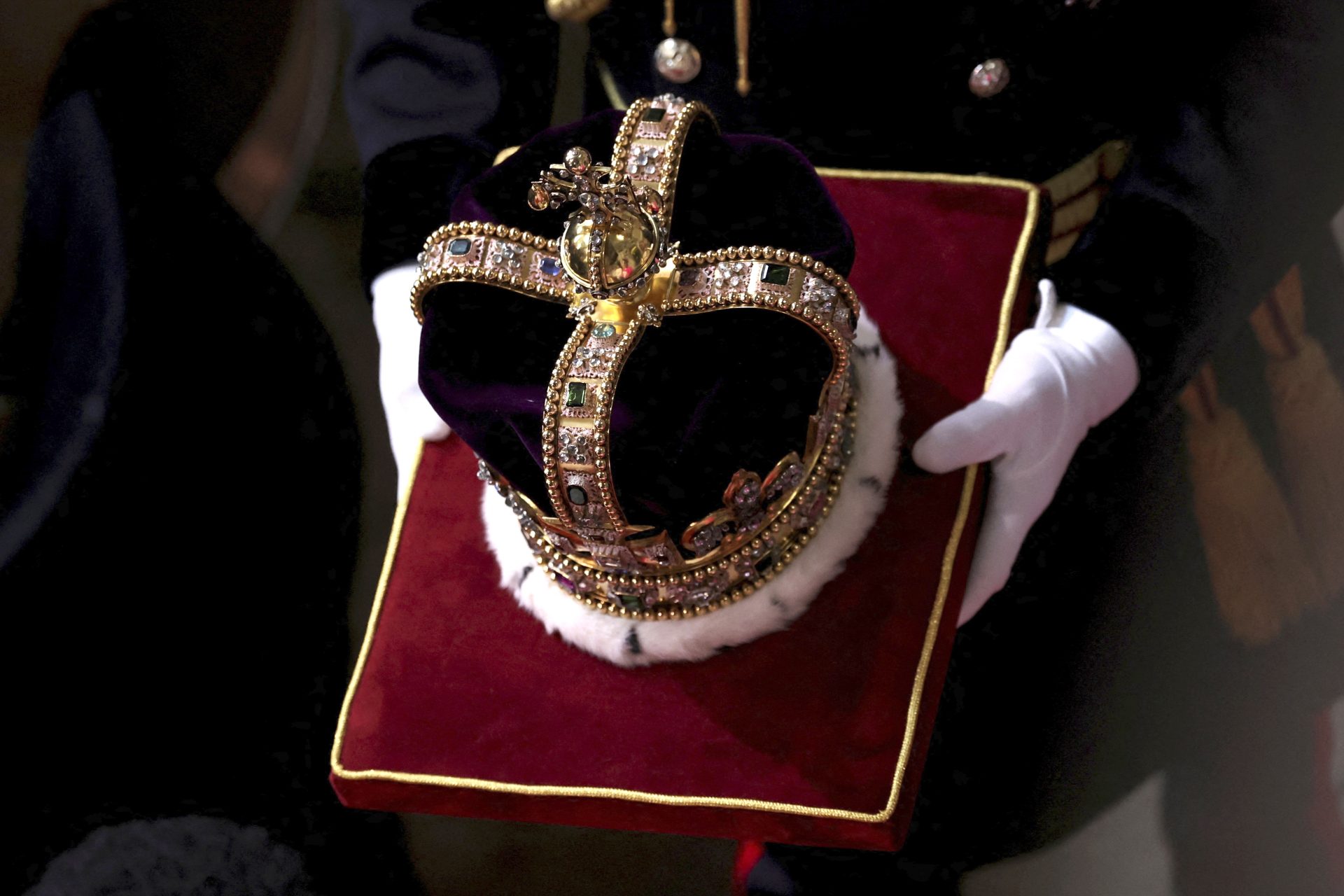 Rei Carlos III, da Grã-Bretanha, é coroado durante a cerimônia de coroação dentro da Abadia de Westminster, no centro de Londres, neste sábado, 6 de maio de 2023 - Foto: Jonathan Brady/Associated Press/Estadão Conteúdo