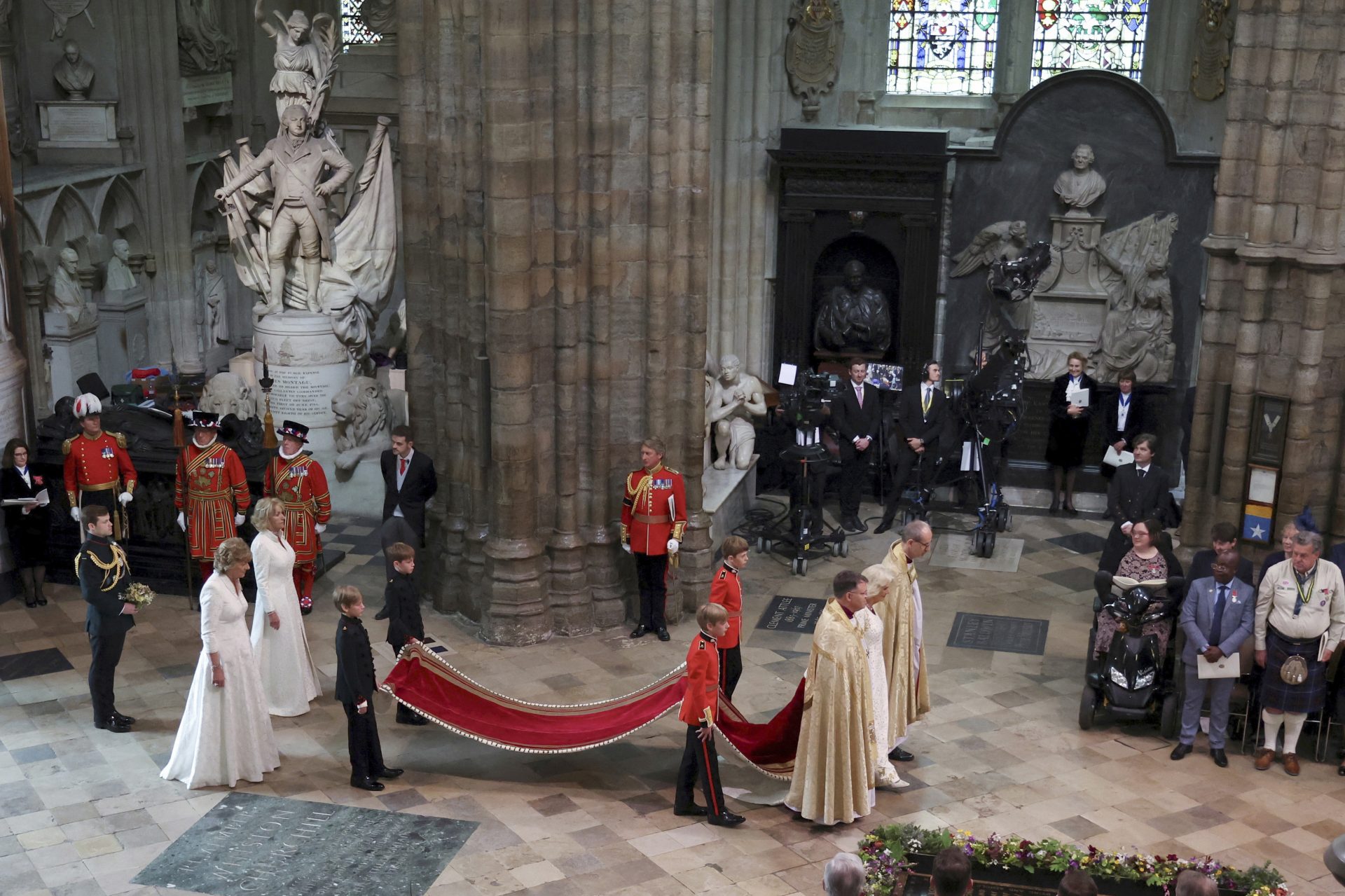 Rei Carlos III, da Grã-Bretanha, é coroado durante a cerimônia de coroação dentro da Abadia de Westminster, no centro de Londres, neste sábado, 6 de maio de 2023 - Foto: Jonathan Brady/Associated Press/Estadão Conteúdo