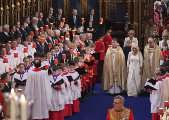 Rei Carlos III, da Grã-Bretanha, é coroado durante a cerimônia de coroação dentro da Abadia de Westminster, no centro de Londres, neste sábado, 6 de maio de 2023 - Foto: Jonathan Brady/Associated Press/Estadão Conteúdo