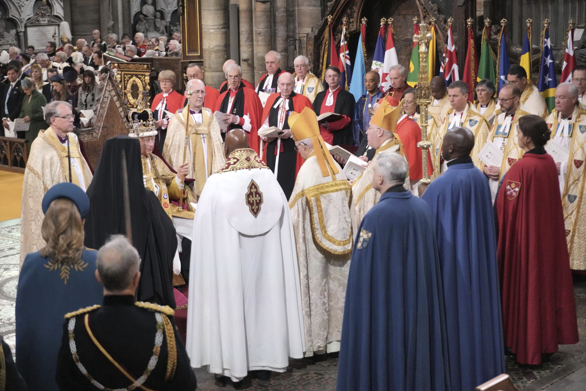Rei Carlos III, da Grã-Bretanha, é coroado durante a cerimônia de coroação dentro da Abadia de Westminster, no centro de Londres, neste sábado, 6 de maio de 2023 - Foto: Jonathan Brady/Associated Press/Estadão Conteúdo