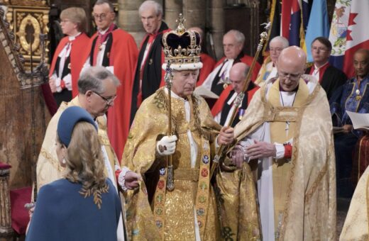 Rei Carlos III, da Grã-Bretanha, é coroado durante a cerimônia de coroação dentro da Abadia de Westminster, no centro de Londres, neste sábado, 6 de maio de 2023 - Foto: Jonathan Brady/Associated Press/Estadão Conteúdo