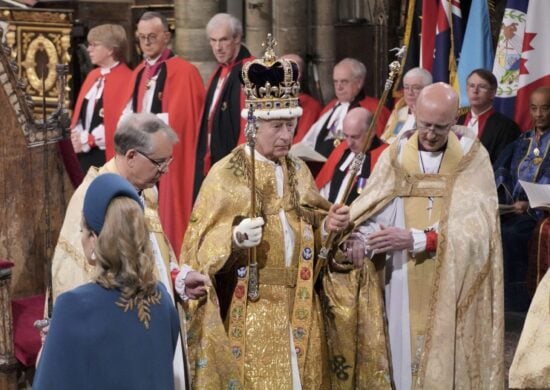 Rei Carlos III, da Grã-Bretanha, é coroado durante a cerimônia de coroação dentro da Abadia de Westminster, no centro de Londres, neste sábado, 6 de maio de 2023 - Foto: Jonathan Brady/Associated Press/Estadão Conteúdo