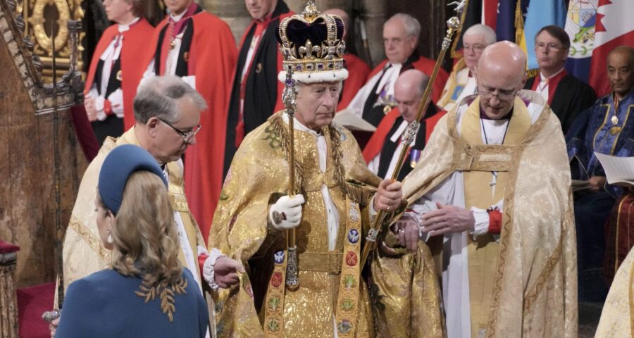 Rei Carlos III, da Grã-Bretanha, é coroado durante a cerimônia de coroação dentro da Abadia de Westminster, no centro de Londres, neste sábado, 6 de maio de 2023 - Foto: Jonathan Brady/Associated Press/Estadão Conteúdo