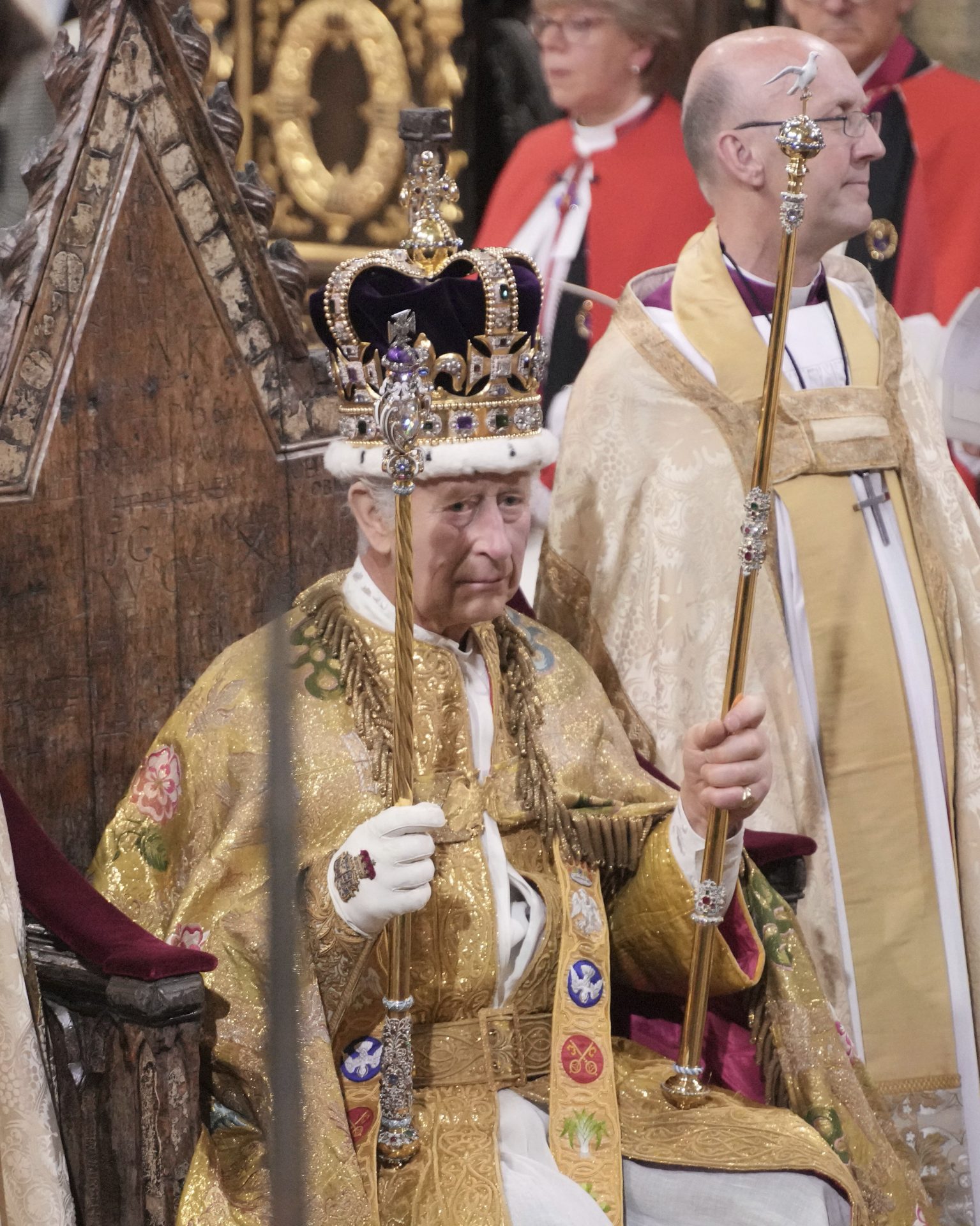 Rei Carlos III, da Grã-Bretanha, é coroado durante a cerimônia de coroação dentro da Abadia de Westminster, no centro de Londres, neste sábado, 6 de maio de 2023 - Foto: Jonathan Brady/Associated Press/Estadão Conteúdo