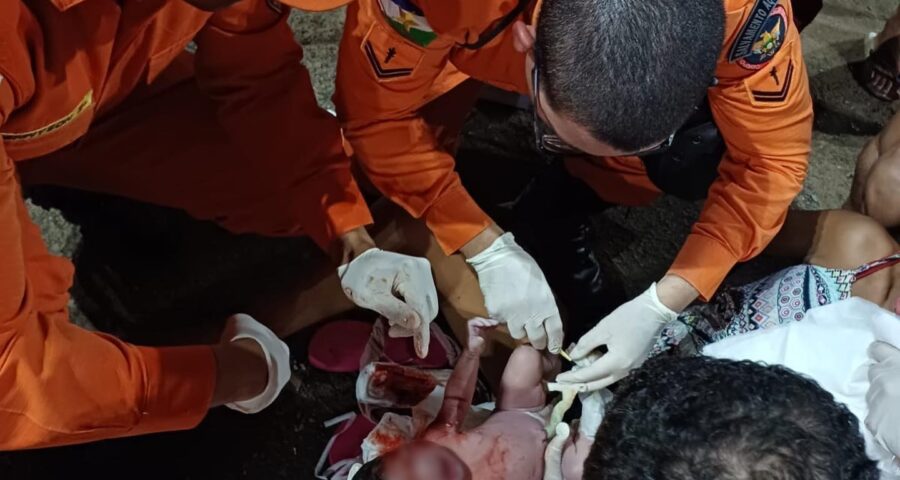 Mãe e bebê foram atendidos por bombeiros e depois levados à maternidade - Foto: Divulgação/CMBRR