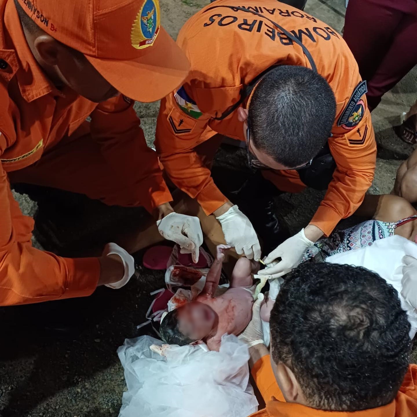 Mãe e bebê foram atendidos por bombeiros e depois levados à maternidade - Foto: Divulgação/CMBRR