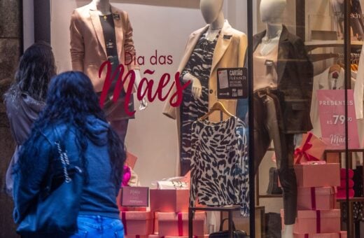 Pedestres passam por vitrines de lojas com promoções para o Dia das Mães no centro de Porto Alegre - Foto: Evandro Leal/ Enquadrar/ Estadão Conteúdo