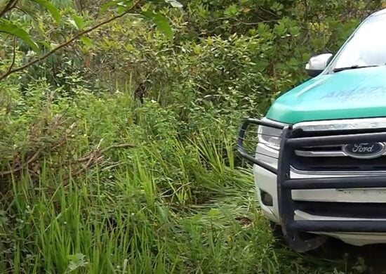 Polícia foi acionada após moradores sentirem um forte odor e encontrar o corpo jogado no local - Foto: Reprodução/TV Norte Amazonas