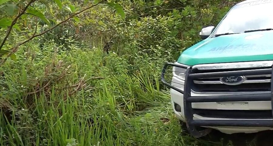 Polícia foi acionada após moradores sentirem um forte odor e encontrar o corpo jogado no local - Foto: Reprodução/TV Norte Amazonas