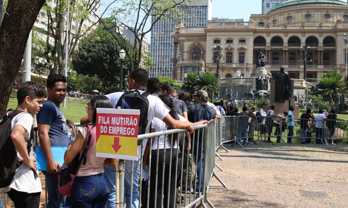 Desemprego no Brasil - Mutirão do emprego em São Paulo - Foto: Rovena Rosa/Agência Brasil