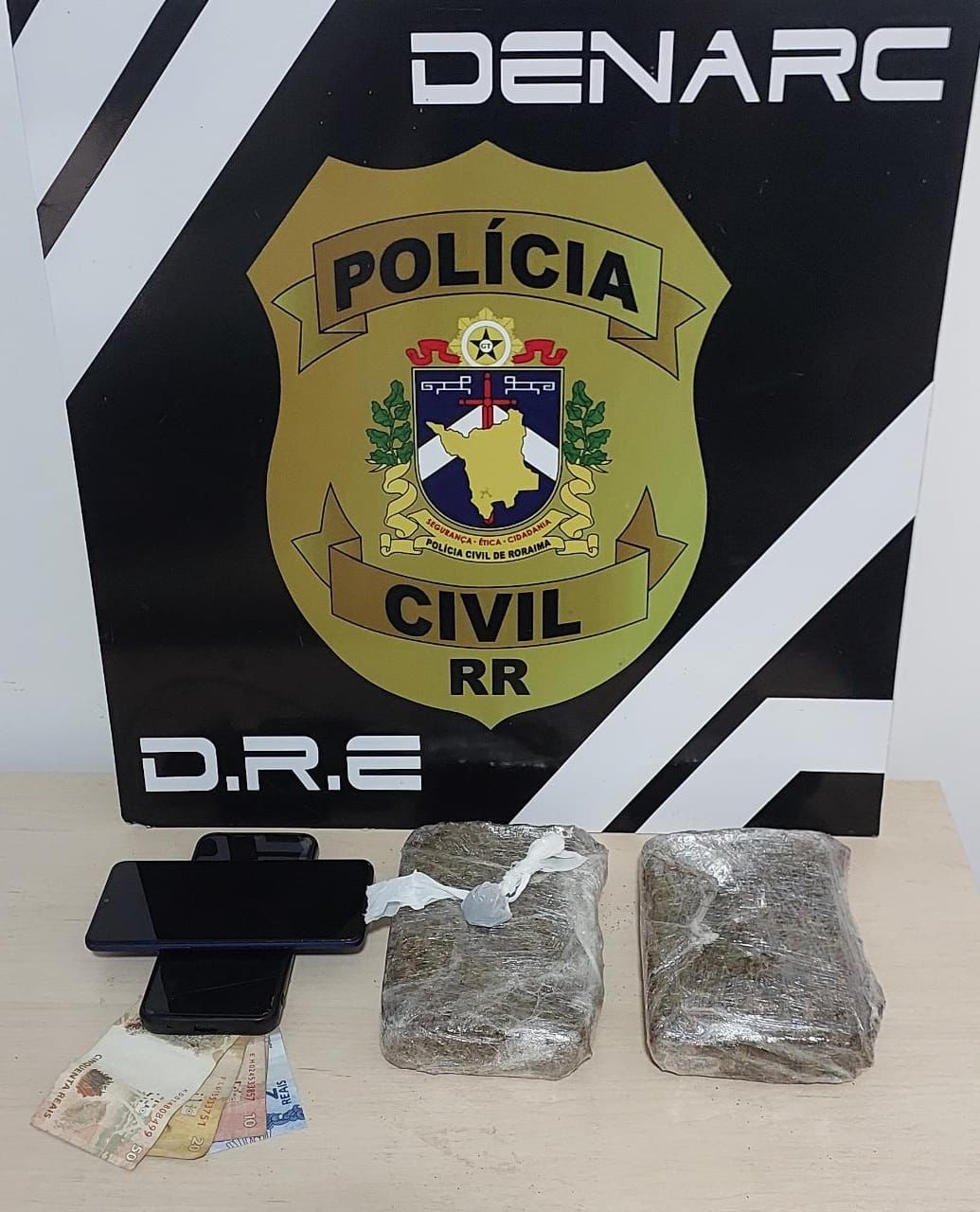 Polícia apreendeu droga (skunk), dinheiro e telefones - Foto: Divulgação/PCRR