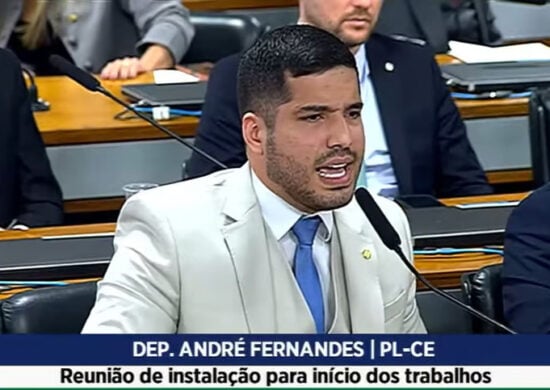 O deputado André Fernandes, da oposição disse que é necessário debater um “relatório paralelo” -Foto: TV Câmara