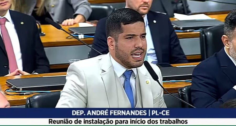 O deputado André Fernandes, da oposição disse que é necessário debater um “relatório paralelo” -Foto: TV Câmara