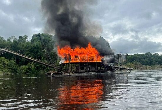 Ibama destroe 29 balsas garimpo ilegal