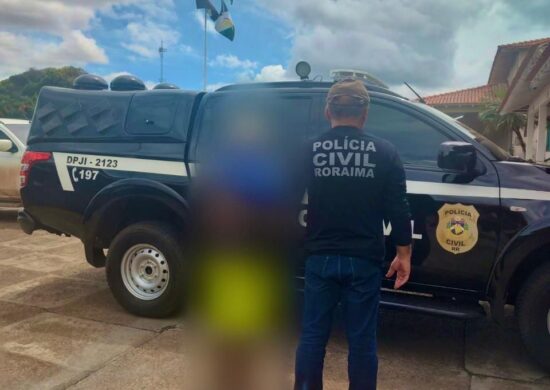 Idoso é condenado à prisão por estupro de nove crianças em RR Um idoso de 63 foi condenado pela Justiça, nesta segunda-feira, 8 de maio, a 13 anos e quatro meses de prisão em regime fechado pelo estupro de nove crianças ocorridos no interior de Roraima. As vítimas têm idades entre 5 e 9 anos. Segundo informou a Polícia Civil de Roraima (PC-RR), responsável por fazer a prisão do acusado durante uma operação em fevereiro deste ano, os crimes ocorreram na Comunidade Indígena da Anta, Região do Taiano. As denúncias surgiram no dia 15 de fevereiro por parte de conselheiros tutelares que foram informados pela mãe de uma das vítimas sobre o abuso. A partir disso mais casos foram descobertos. A situação foi denunciada à Polícia e dois dias depois o homem foi preso em uma ação integrada entre agentes da Delegacia de Alto Alegre, Delegacia de Mucajaí e da Delegacia de Polícia Interestadual. “Após a prisão, o idoso foi conduzido ao Departamento de Polícia Judiciária do Interior onde foi qualificado e interrogado. Depois ele foi encaminhado para exame de integridade física no Instituto de Medicina Legal e encaminhado para a Custódia da Polícia Civil. Na Audiência de Custódia ele teve sua prisão homologada”, detalhou a Polícia. O idoso confessou de forma parcial os crimes durante o julgamento. Ele foi condenado por estupro de vulneráveis, com o agravante da continuidade delitiva. A juíza não concedeu ao réu o direito de recorrer em liberdade, por ser ele diretamente inserido no ambiente de convívio das vítimas.