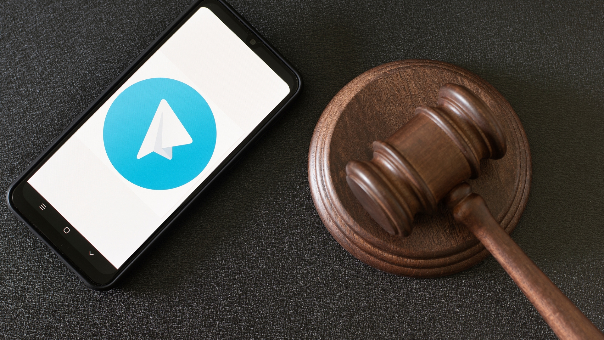 O Telegram disparou mensagem contra o Projeto de Lei das Fake News nesta terça-feira (9) - Foto: Reprodução/Canva