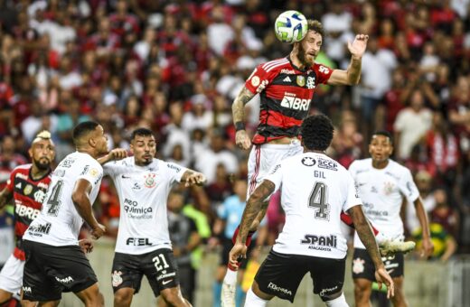 Leo Pereira comemora gol durante Flamengo x Corinthians realizada no Estádio do Maracanã pela 7ª rodada do Campeonato Brasileiro 2023, na tarde deste domingo (21) - Foto: Celso Pupo/Fotoarena/Estadão Conteúdo