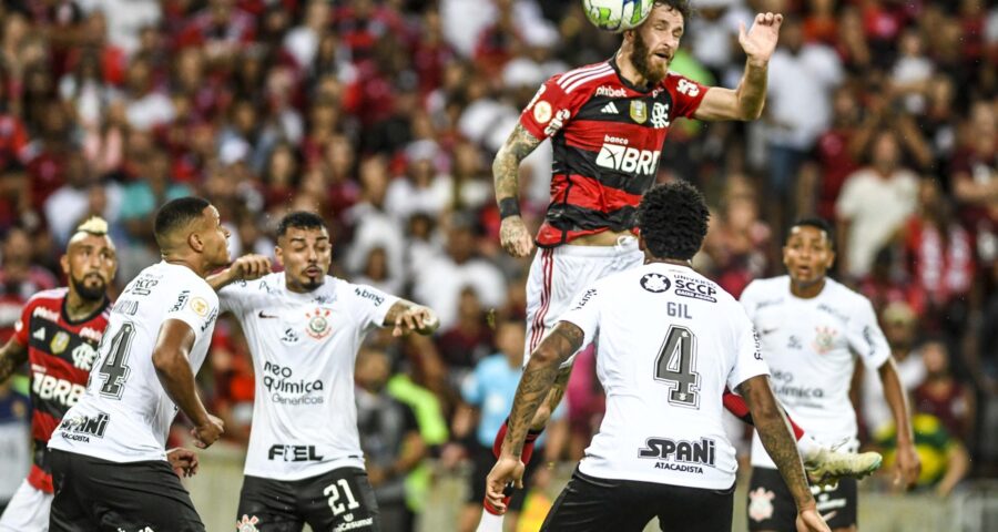 Leo Pereira comemora gol durante Flamengo x Corinthians realizada no Estádio do Maracanã pela 7ª rodada do Campeonato Brasileiro 2023, na tarde deste domingo (21) - Foto: Celso Pupo/Fotoarena/Estadão Conteúdo