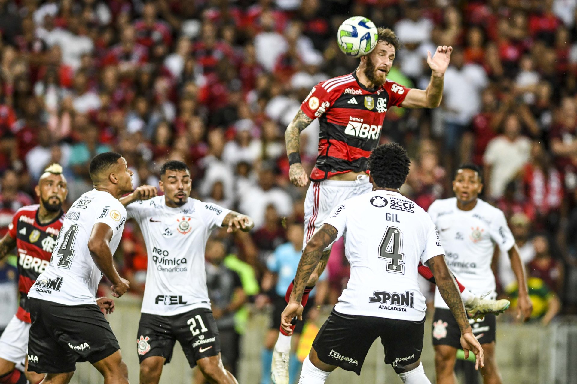 Leo Pereira comemora gol durante Flamengo x Corinthians realizada no Estádio do Maracanã pela 7ª rodada do Campeonato Brasileiro 2023, na tarde deste domingo (21) - Foto: Celso Pupo/Fotoarena/Estadão Conteúdo
