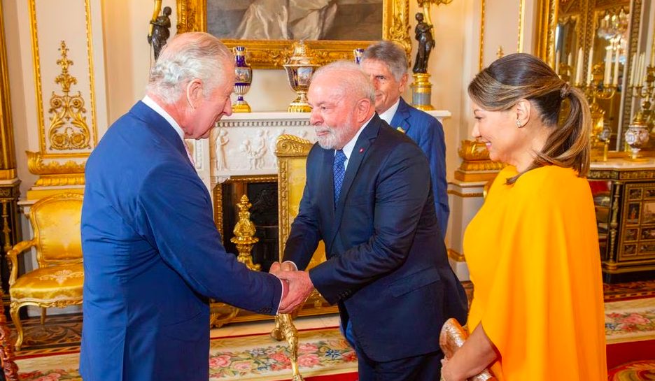 Lula cumprimenta o rei Charles III e diz que o monarca tem 'carinho pelo Brasil'
