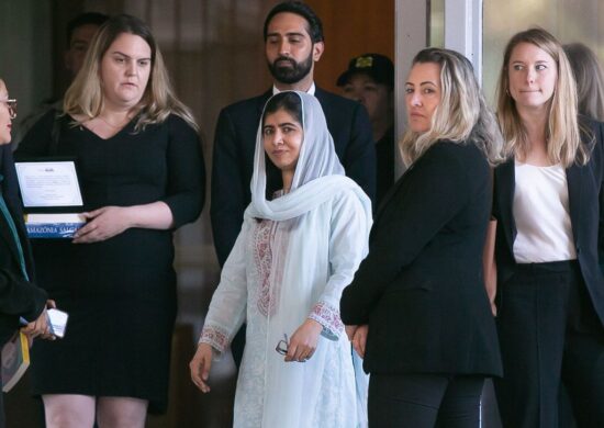 Ativista Paquistanesa, Malala Yousafzai, deixa o Ministério da Educação, após reunião com a ministra da igualdade racial Anielle Franco, e o Ministro da Educação Camilo Santana - Foto: José Cruz/ Agência Brasil