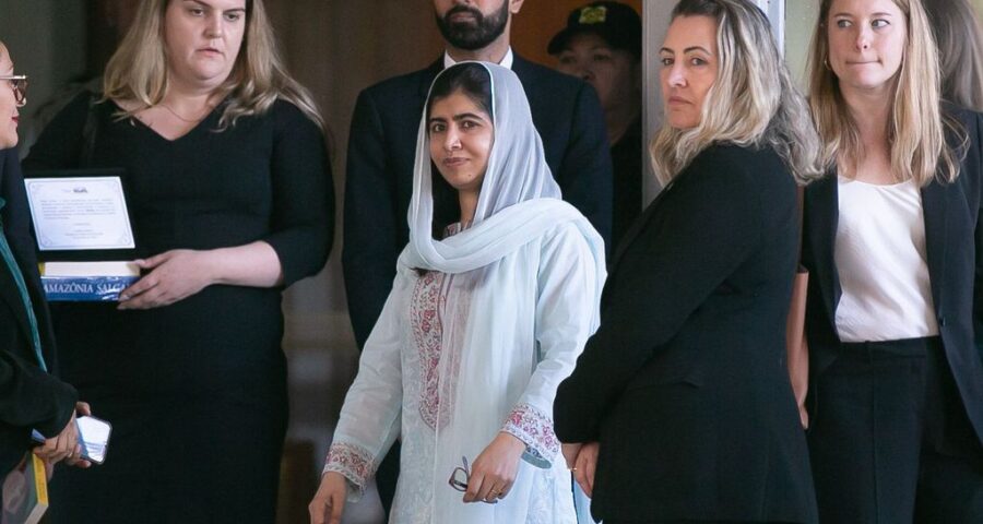 Ativista Paquistanesa, Malala Yousafzai, deixa o Ministério da Educação, após reunião com a ministra da igualdade racial Anielle Franco, e o Ministro da Educação Camilo Santana - Foto: José Cruz/ Agência Brasil