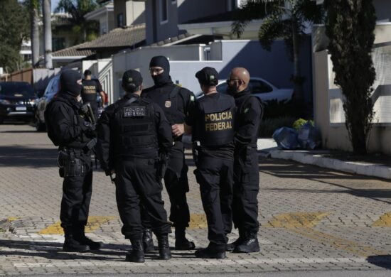 A Polícia Federal fez buscas na casa de Bolsonaro no âmbito da Operação Venire. Alvo da ação por suspeita de adulteração em seu cartão de vacina, Bolsonaro negou que tenha feito qualquer fraude no documento - Foto: Wilton Junior/ Estadão Conteúdo