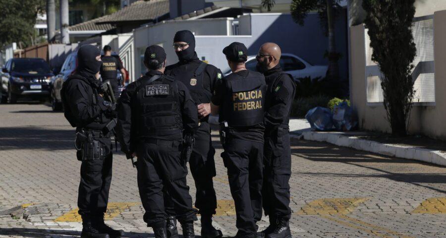 A Polícia Federal fez buscas na casa de Bolsonaro no âmbito da Operação Venire. Alvo da ação por suspeita de adulteração em seu cartão de vacina, Bolsonaro negou que tenha feito qualquer fraude no documento - Foto: Wilton Junior/ Estadão Conteúdo