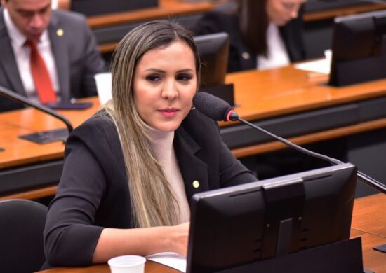 Pedido para discussão sobre tarifa de energia é da deputada Andreia Siqueira - Foto: Zeca Ribeiro/Câmara dos Deputados