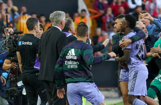 O jogador brasileiro Vinicius Junior, do Real Madrid, deixa o campo após receber um cartão vermelho durante a partida contra o Valência, no estádio Mestalla, em Valência, na Espanha - Foto: Alberto Saiz/ Associated Press/ Estadão Conteúdo