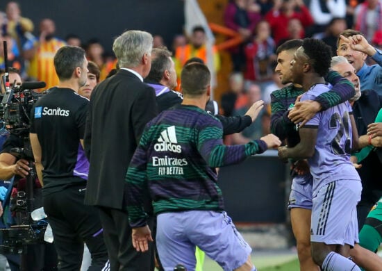 O jogador brasileiro Vinicius Junior, do Real Madrid, deixa o campo após receber um cartão vermelho durante a partida contra o Valência, no estádio Mestalla, em Valência, na Espanha - Foto: Alberto Saiz/ Associated Press/ Estadão Conteúdo