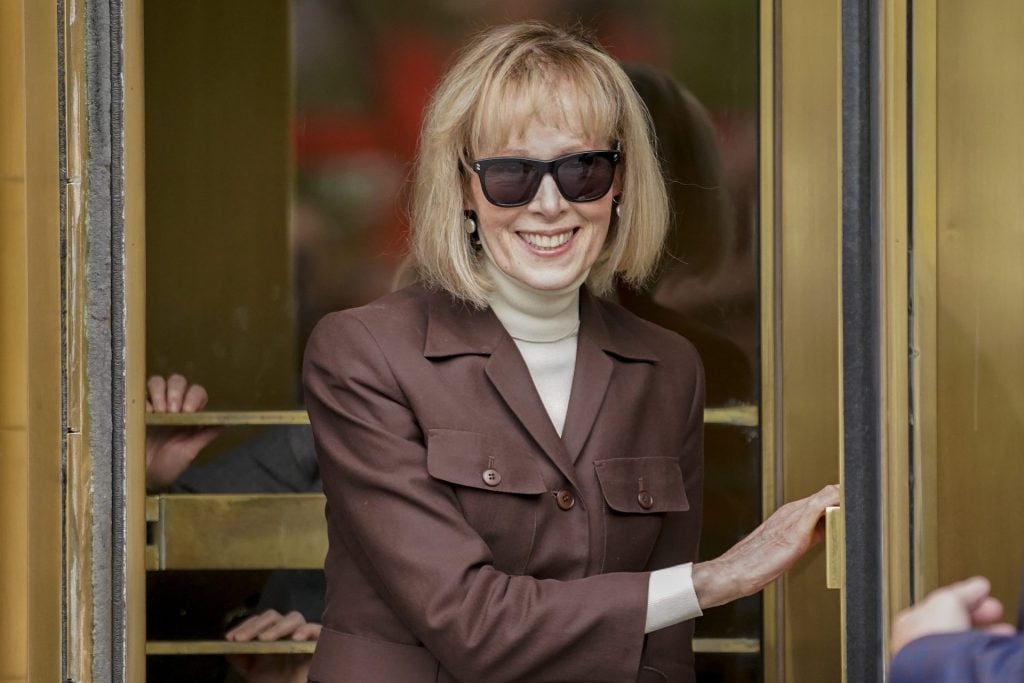 E. Jean Carroll é vista deixando o tribunal federal de Manhattan, em Nova York  - Foto: John Minchillo/ Asssociated Press/ Estadão Conteúdo